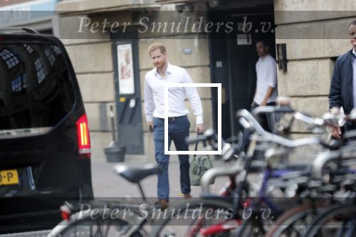 Amsterdam Schiphol 3 september 2019
Prins Harry wordt door busje opgehaald bij Soho house en naar de vip van schiphol gebracht . Nederlandse beveiligers begeleiden hem.