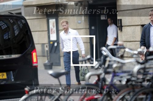 Amsterdam Schiphol 3 september 2019
Prins Harry wordt door busje opgehaald bij Soho house en naar de vip van schiphol gebracht . Nederlandse beveiligers begeleiden hem.