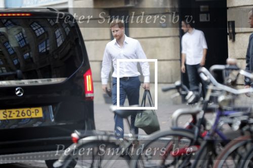 Amsterdam Schiphol 3 september 2019
Prins Harry wordt door busje opgehaald bij Soho house en naar de vip van schiphol gebracht . Nederlandse beveiligers begeleiden hem.