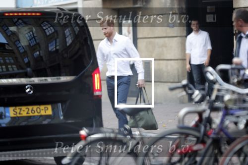 Amsterdam Schiphol 3 september 2019
Prins Harry wordt door busje opgehaald bij Soho house en naar de vip van schiphol gebracht . Nederlandse beveiligers begeleiden hem.