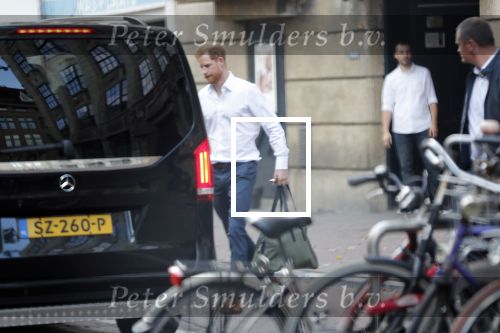 Amsterdam Schiphol 3 september 2019
Prins Harry wordt door busje opgehaald bij Soho house en naar de vip van schiphol gebracht . Nederlandse beveiligers begeleiden hem.