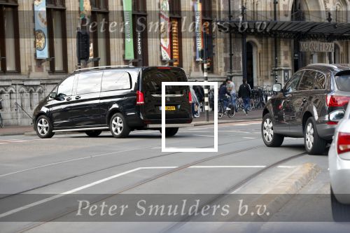 Amsterdam Schiphol 3 september 2019
Prins Harry wordt door busje opgehaald bij Soho house en naar de vip van schiphol gebracht . Nederlandse beveiligers begeleiden hem.