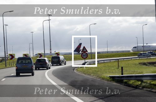 Amsterdam Schiphol 3 september 2019
Prins Harry wordt door busje opgehaald bij Soho house en naar de vip van schiphol gebracht . Nederlandse beveiligers begeleiden hem.