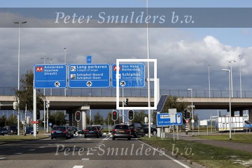 Amsterdam Schiphol 3 september 2019
Prins Harry wordt door busje opgehaald bij Soho house en naar de vip van schiphol gebracht . Nederlandse beveiligers begeleiden hem.