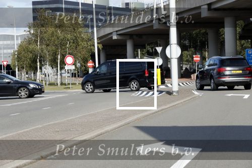 Amsterdam Schiphol 3 september 2019
Prins Harry wordt door busje opgehaald bij Soho house en naar de vip van schiphol gebracht . Nederlandse beveiligers begeleiden hem.