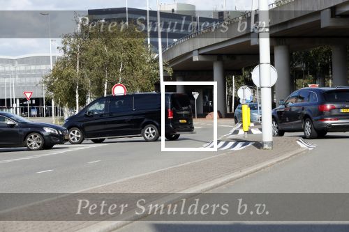 Amsterdam Schiphol 3 september 2019
Prins Harry wordt door busje opgehaald bij Soho house en naar de vip van schiphol gebracht . Nederlandse beveiligers begeleiden hem.