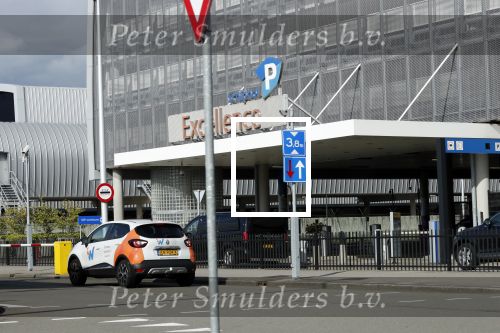 Amsterdam Schiphol 3 september 2019
Prins Harry wordt door busje opgehaald bij Soho house en naar de vip van schiphol gebracht . Nederlandse beveiligers begeleiden hem.
