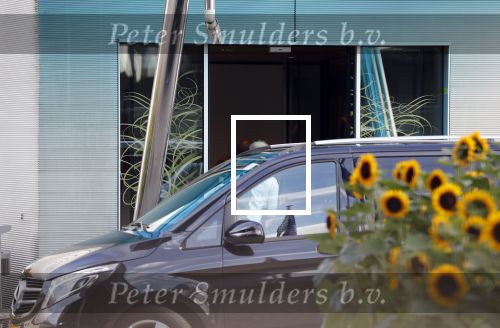 Amsterdam Schiphol 3 september 2019
Prins Harry wordt door busje opgehaald bij Soho house en naar de vip van schiphol gebracht . Nederlandse beveiligers begeleiden hem.