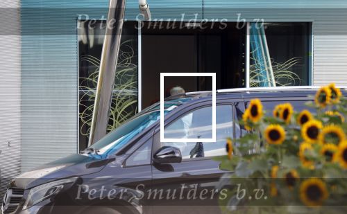 Amsterdam Schiphol 3 september 2019
Prins Harry wordt door busje opgehaald bij Soho house en naar de vip van schiphol gebracht . Nederlandse beveiligers begeleiden hem.
