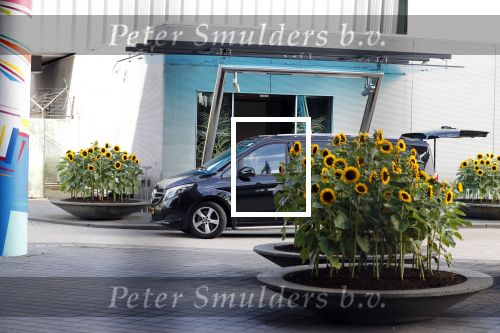 Amsterdam Schiphol 3 september 2019
Prins Harry wordt door busje opgehaald bij Soho house en naar de vip van schiphol gebracht . Nederlandse beveiligers begeleiden hem.