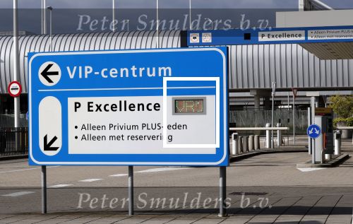 Amsterdam Schiphol 3 september 2019
Prins Harry wordt door busje opgehaald bij Soho house en naar de vip van schiphol gebracht . Nederlandse beveiligers begeleiden hem.