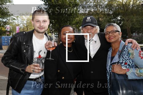 Amsterdam 12 september 2019
Govert de Roos en Rens Benerink hebben in de jaren â€™70 en â€˜80 samen honderden platenhoezen gemaakt. Deze hangen nu in hotel Americain. Rens met familie