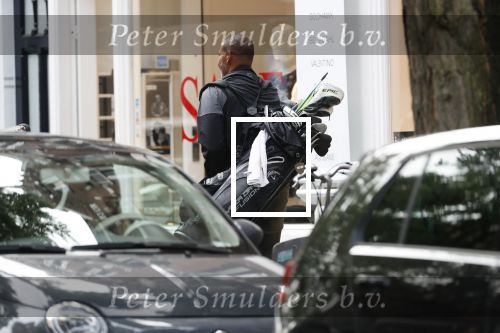 Amsterdam 7 september 2019
Ruud Gullit met zijn golftas op de cornelis schuytstraat