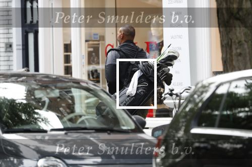 Amsterdam 7 september 2019
Ruud Gullit met zijn golftas op de cornelis schuytstraat