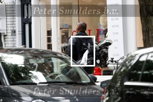 Amsterdam 7 september 2019
Ruud Gullit met zijn golftas op de cornelis schuytstraat