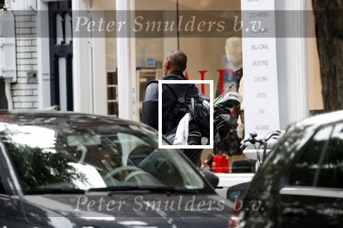 Amsterdam 7 september 2019
Ruud Gullit met zijn golftas op de cornelis schuytstraat