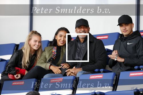 Katwijk 10 september 2019
Ruud Gullit Joelle Gullit Estelle Cruijff , haar moeder, Nigel ( stiefzoon Ruud) en de vriendin van Maxim Gullit zitten op de tribune bij de eerste interland van Maxim tegen Portugal. Nederland Portugal 4-0