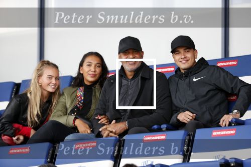 Katwijk 10 september 2019
Ruud Gullit Joelle Gullit Estelle Cruijff , haar moeder, Nigel ( stiefzoon Ruud) en de vriendin van Maxim Gullit zitten op de tribune bij de eerste interland van Maxim tegen Portugal. Nederland Portugal 4-0