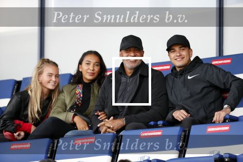 Katwijk 10 september 2019
Ruud Gullit Joelle Gullit Estelle Cruijff , haar moeder, Nigel ( stiefzoon Ruud) en de vriendin van Maxim Gullit zitten op de tribune bij de eerste interland van Maxim tegen Portugal. Nederland Portugal 4-0