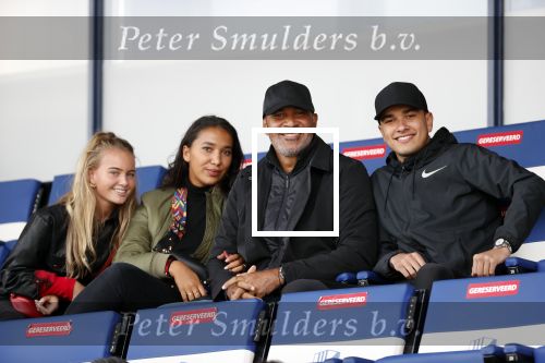 Katwijk 10 september 2019
Ruud Gullit Joelle Gullit Estelle Cruijff , haar moeder, Nigel ( stiefzoon Ruud) en de vriendin van Maxim Gullit zitten op de tribune bij de eerste interland van Maxim tegen Portugal. Nederland Portugal 4-0