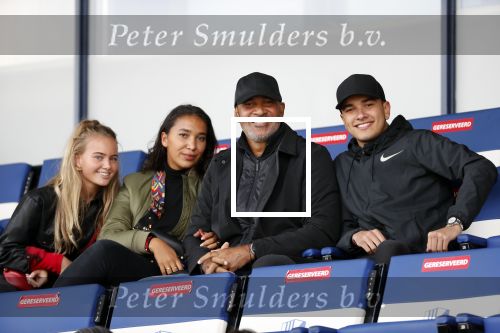 Katwijk 10 september 2019
Ruud Gullit Joelle Gullit Estelle Cruijff , haar moeder, Nigel ( stiefzoon Ruud) en de vriendin van Maxim Gullit zitten op de tribune bij de eerste interland van Maxim tegen Portugal. Nederland Portugal 4-0