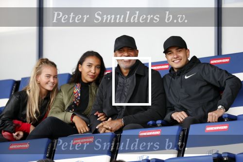 Katwijk 10 september 2019
Ruud Gullit Joelle Gullit Estelle Cruijff , haar moeder, Nigel ( stiefzoon Ruud) en de vriendin van Maxim Gullit zitten op de tribune bij de eerste interland van Maxim tegen Portugal. Nederland Portugal 4-0