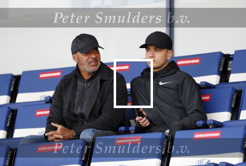 Katwijk 10 september 2019
Ruud Gullit Joelle Gullit Estelle Cruijff , haar moeder, Nigel ( stiefzoon Ruud) en de vriendin van Maxim Gullit zitten op de tribune bij de eerste interland van Maxim tegen Portugal. Nederland Portugal 4-0