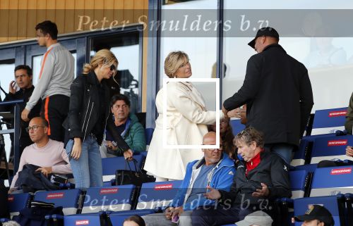 Katwijk 10 september 2019
Ruud Gullit Joelle Gullit Estelle Cruijff , haar moeder, Nigel ( stiefzoon Ruud) en de vriendin van Maxim Gullit zitten op de tribune bij de eerste interland van Maxim tegen Portugal. Nederland Portugal 4-0