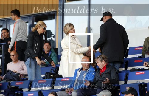 Katwijk 10 september 2019
Ruud Gullit Joelle Gullit Estelle Cruijff , haar moeder, Nigel ( stiefzoon Ruud) en de vriendin van Maxim Gullit zitten op de tribune bij de eerste interland van Maxim tegen Portugal. Nederland Portugal 4-0