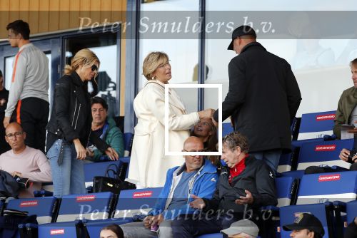 Katwijk 10 september 2019
Ruud Gullit Joelle Gullit Estelle Cruijff , haar moeder, Nigel ( stiefzoon Ruud) en de vriendin van Maxim Gullit zitten op de tribune bij de eerste interland van Maxim tegen Portugal. Nederland Portugal 4-0