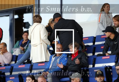 Katwijk 10 september 2019
Ruud Gullit Joelle Gullit Estelle Cruijff , haar moeder, Nigel ( stiefzoon Ruud) en de vriendin van Maxim Gullit zitten op de tribune bij de eerste interland van Maxim tegen Portugal. Nederland Portugal 4-0