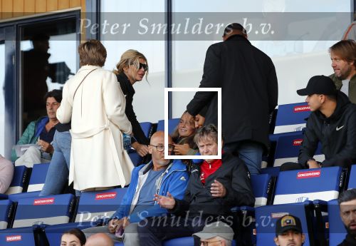 Katwijk 10 september 2019
Ruud Gullit Joelle Gullit Estelle Cruijff , haar moeder, Nigel ( stiefzoon Ruud) en de vriendin van Maxim Gullit zitten op de tribune bij de eerste interland van Maxim tegen Portugal. Nederland Portugal 4-0