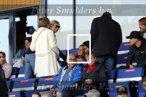 Katwijk 10 september 2019
Ruud Gullit Joelle Gullit Estelle Cruijff , haar moeder, Nigel ( stiefzoon Ruud) en de vriendin van Maxim Gullit zitten op de tribune bij de eerste interland van Maxim tegen Portugal. Nederland Portugal 4-0