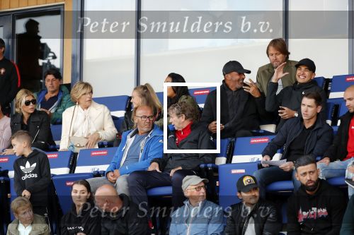 Katwijk 10 september 2019
Ruud Gullit Joelle Gullit Estelle Cruijff , haar moeder, Nigel ( stiefzoon Ruud) en de vriendin van Maxim Gullit zitten op de tribune bij de eerste interland van Maxim tegen Portugal. Nederland Portugal 4-0