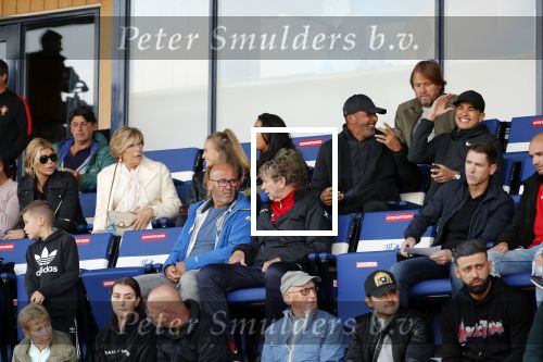 Katwijk 10 september 2019
Ruud Gullit Joelle Gullit Estelle Cruijff , haar moeder, Nigel ( stiefzoon Ruud) en de vriendin van Maxim Gullit zitten op de tribune bij de eerste interland van Maxim tegen Portugal. Nederland Portugal 4-0