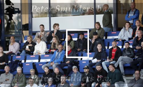 Katwijk 10 september 2019
Ruud Gullit Joelle Gullit Estelle Cruijff , haar moeder, Nigel ( stiefzoon Ruud) en de vriendin van Maxim Gullit zitten op de tribune bij de eerste interland van Maxim tegen Portugal. Nederland Portugal 4-0
