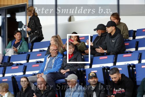 Katwijk 10 september 2019
Ruud Gullit Joelle Gullit Estelle Cruijff , haar moeder, Nigel ( stiefzoon Ruud) en de vriendin van Maxim Gullit zitten op de tribune bij de eerste interland van Maxim tegen Portugal. Nederland Portugal 4-0