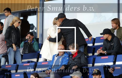 Katwijk 10 september 2019
Ruud Gullit Joelle Gullit Estelle Cruijff , haar moeder, Nigel ( stiefzoon Ruud) en de vriendin van Maxim Gullit zitten op de tribune bij de eerste interland van Maxim tegen Portugal. Nederland Portugal 4-0