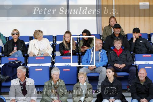 Katwijk 10 september 2019
Ruud Gullit Joelle Gullit Estelle Cruijff , haar moeder, Nigel ( stiefzoon Ruud) en de vriendin van Maxim Gullit zitten op de tribune bij de eerste interland van Maxim tegen Portugal. Nederland Portugal 4-0