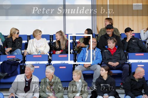 Katwijk 10 september 2019
Ruud Gullit Joelle Gullit Estelle Cruijff , haar moeder, Nigel ( stiefzoon Ruud) en de vriendin van Maxim Gullit zitten op de tribune bij de eerste interland van Maxim tegen Portugal. Nederland Portugal 4-0
