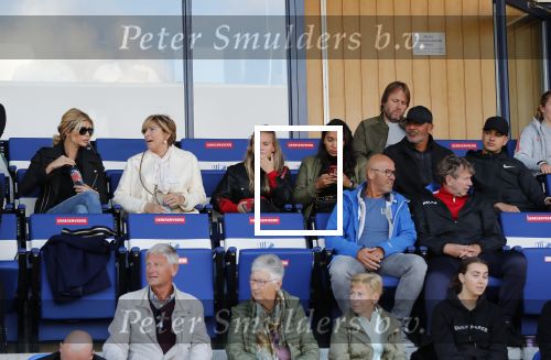 Katwijk 10 september 2019
Ruud Gullit Joelle Gullit Estelle Cruijff , haar moeder, Nigel ( stiefzoon Ruud) en de vriendin van Maxim Gullit zitten op de tribune bij de eerste interland van Maxim tegen Portugal. Nederland Portugal 4-0