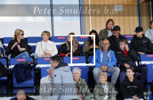 Katwijk 10 september 2019
Ruud Gullit Joelle Gullit Estelle Cruijff , haar moeder, Nigel ( stiefzoon Ruud) en de vriendin van Maxim Gullit zitten op de tribune bij de eerste interland van Maxim tegen Portugal. Nederland Portugal 4-0