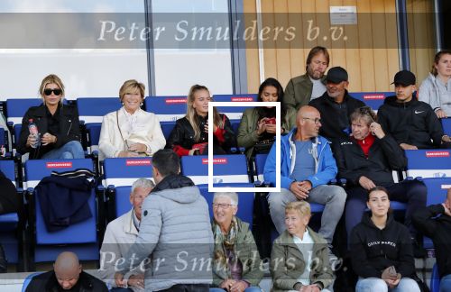 Katwijk 10 september 2019
Ruud Gullit Joelle Gullit Estelle Cruijff , haar moeder, Nigel ( stiefzoon Ruud) en de vriendin van Maxim Gullit zitten op de tribune bij de eerste interland van Maxim tegen Portugal. Nederland Portugal 4-0