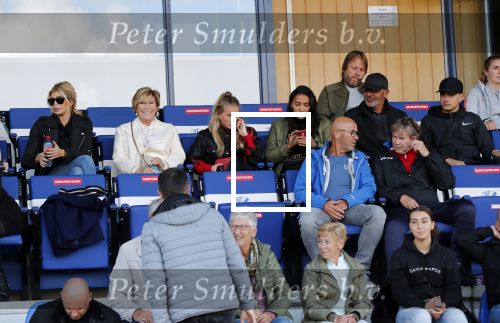 Katwijk 10 september 2019
Ruud Gullit Joelle Gullit Estelle Cruijff , haar moeder, Nigel ( stiefzoon Ruud) en de vriendin van Maxim Gullit zitten op de tribune bij de eerste interland van Maxim tegen Portugal. Nederland Portugal 4-0
