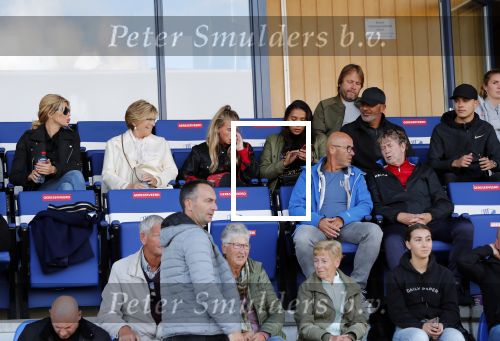 Katwijk 10 september 2019
Ruud Gullit Joelle Gullit Estelle Cruijff , haar moeder, Nigel ( stiefzoon Ruud) en de vriendin van Maxim Gullit zitten op de tribune bij de eerste interland van Maxim tegen Portugal. Nederland Portugal 4-0