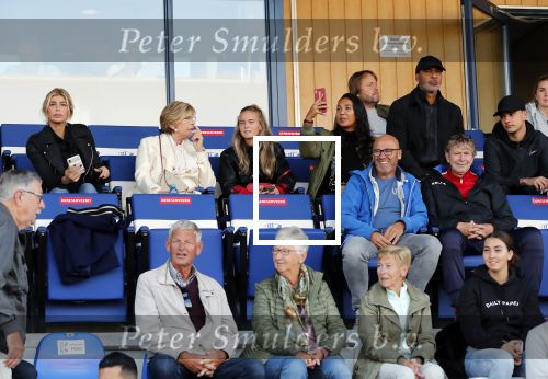 Katwijk 10 september 2019
Ruud Gullit Joelle Gullit Estelle Cruijff , haar moeder, Nigel ( stiefzoon Ruud) en de vriendin van Maxim Gullit zitten op de tribune bij de eerste interland van Maxim tegen Portugal. Nederland Portugal 4-0
