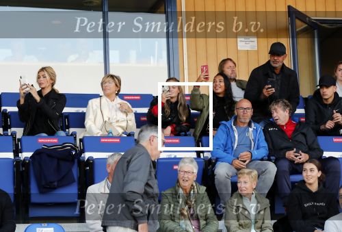 Katwijk 10 september 2019
Ruud Gullit Joelle Gullit Estelle Cruijff , haar moeder, Nigel ( stiefzoon Ruud) en de vriendin van Maxim Gullit zitten op de tribune bij de eerste interland van Maxim tegen Portugal. Nederland Portugal 4-0