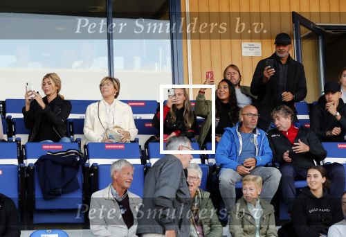 Katwijk 10 september 2019
Ruud Gullit Joelle Gullit Estelle Cruijff , haar moeder, Nigel ( stiefzoon Ruud) en de vriendin van Maxim Gullit zitten op de tribune bij de eerste interland van Maxim tegen Portugal. Nederland Portugal 4-0