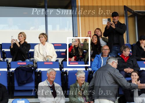Katwijk 10 september 2019
Ruud Gullit Joelle Gullit Estelle Cruijff , haar moeder, Nigel ( stiefzoon Ruud) en de vriendin van Maxim Gullit zitten op de tribune bij de eerste interland van Maxim tegen Portugal. Nederland Portugal 4-0