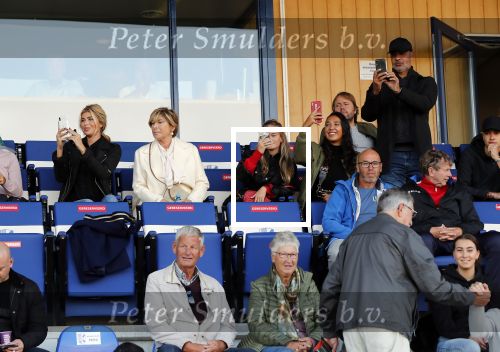 Katwijk 10 september 2019
Ruud Gullit Joelle Gullit Estelle Cruijff , haar moeder, Nigel ( stiefzoon Ruud) en de vriendin van Maxim Gullit zitten op de tribune bij de eerste interland van Maxim tegen Portugal. Nederland Portugal 4-0